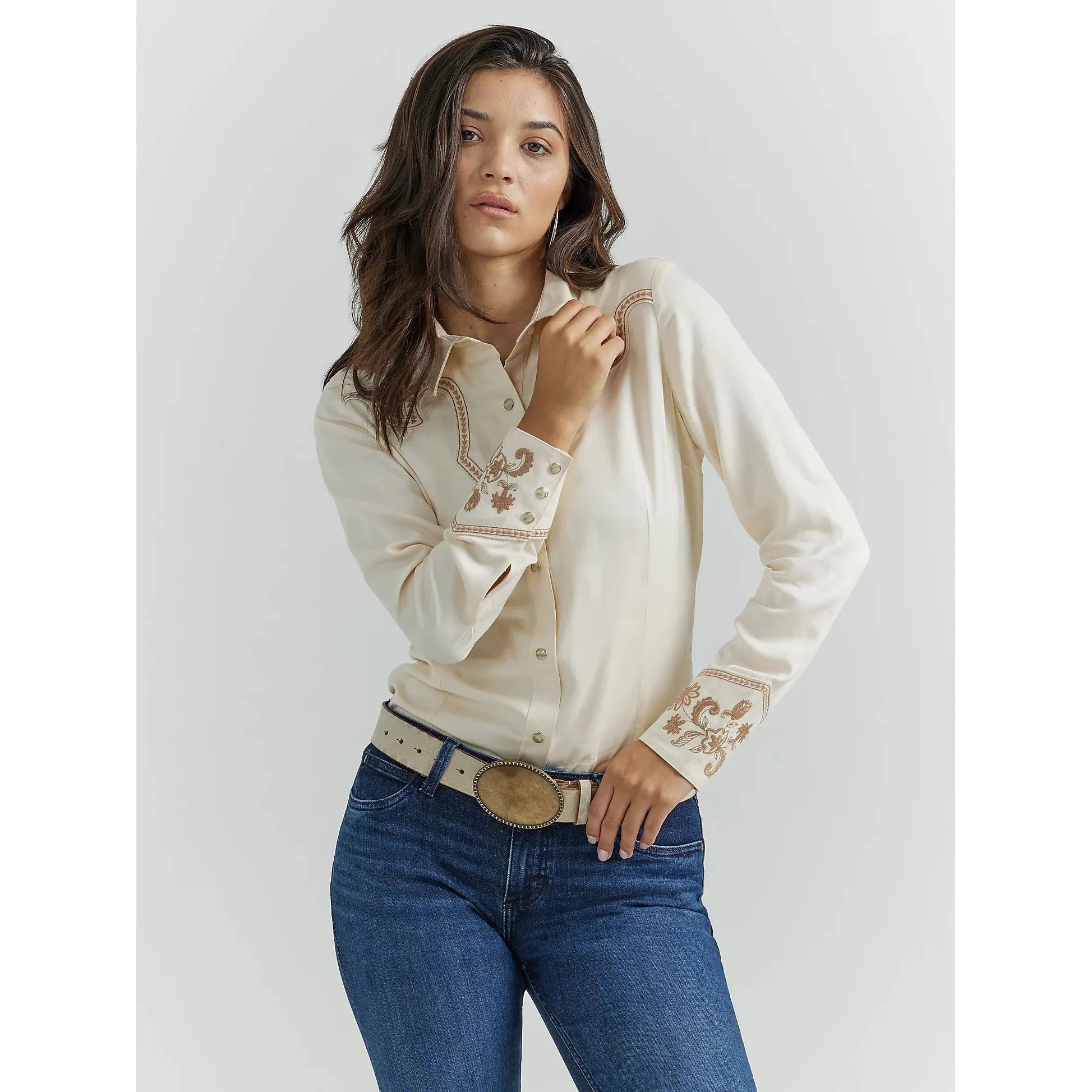 WOMEN'S WRANGLER FANCY EMBROIDERY RODEO SNAP SHIRT IN CREAM Fashionable Rounded Short Shirt WOMEN'S WRANGLER FANCY EMBROIDERY RODEO SNAP SHIRT IN CREAM Fashionable Rounded Short Shirt