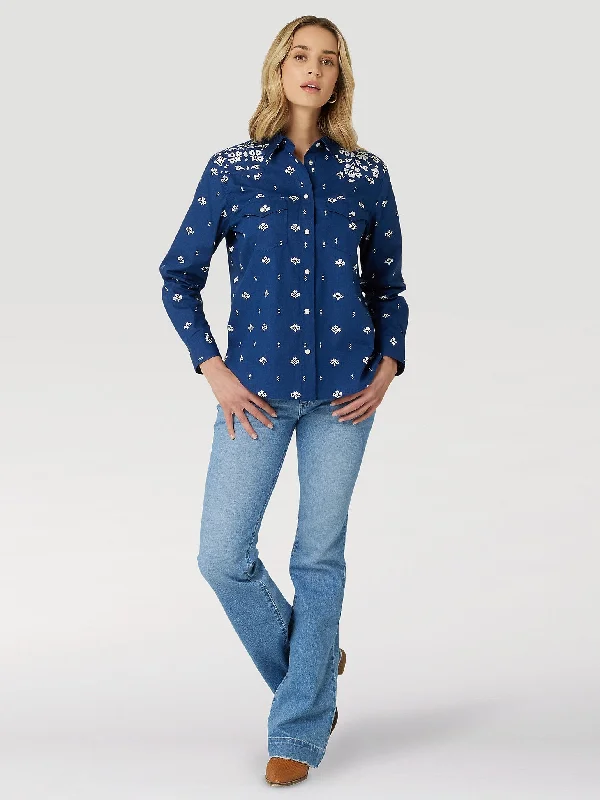 WOMEN'S WRANGLER RETRO AMERICANA BANDANA WESTERN SNAP SHIRT IN BLUE PRINT Casual Oversized Short Shirt WOMEN'S WRANGLER RETRO AMERICANA BANDANA WESTERN SNAP SHIRT IN BLUE PRINT Casual Oversized Short Shirt