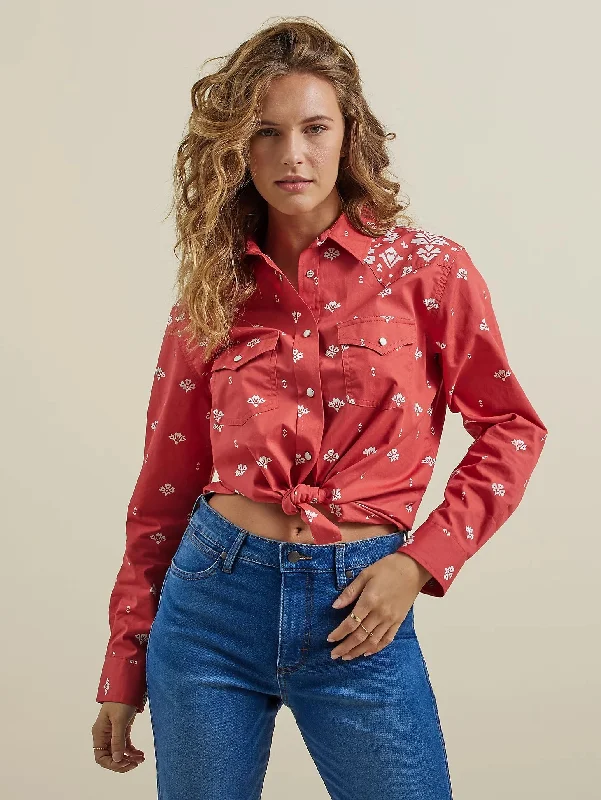 WOMEN'S WRANGLER RETRO AMERICANA BANDANA WESTERN SNAP SHIRT IN RED Relaxed Fit Short Blouse WOMEN'S WRANGLER RETRO AMERICANA BANDANA WESTERN SNAP SHIRT IN RED Relaxed Fit Short Blouse